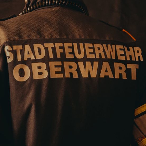 Bild enthält, Clothing, Shirt, Coat, Jacket, Adult, Male, Man, Person