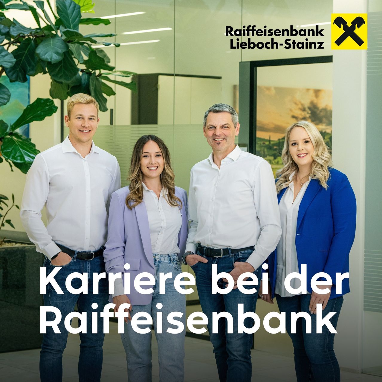 Bild enthält, Shirt, Pants, People, Person, Adult, Female, Woman, Male, Man, Belt