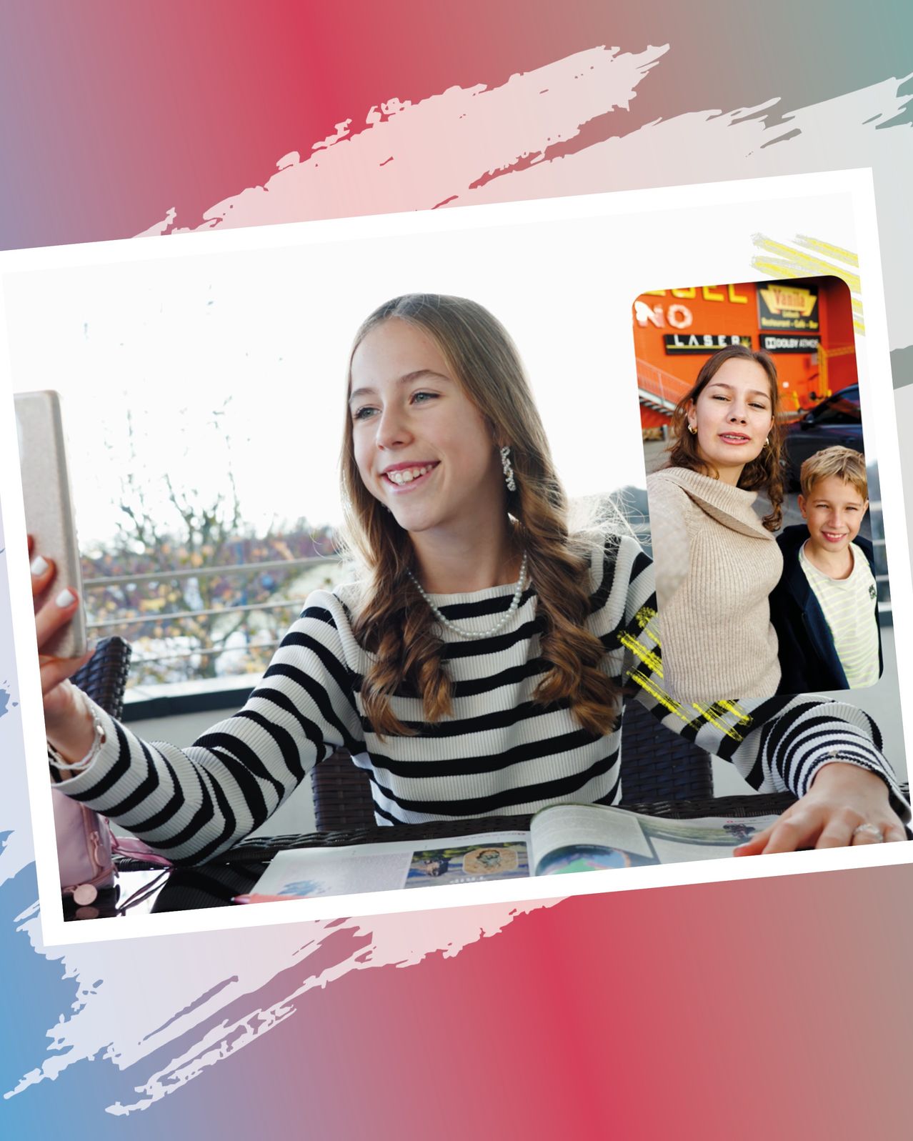 Eine junge Frau macht ein Selfie mit einer Zeitschrift vor sich, wobei der Hintergrund verschwommen ein Gebäude und einen lächelnden Jungen zeigt.