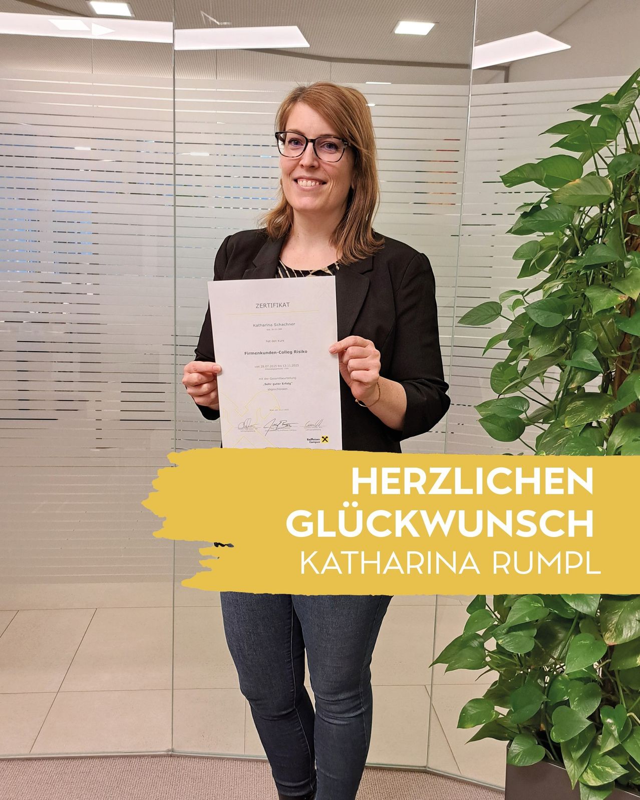 Eine lächelnde Frau hält ein Zertifikat in der Hand und steht neben einer Pflanze mit der Aufschrift 'Herzlichen Glückwunsch Katharina Rumpl'.