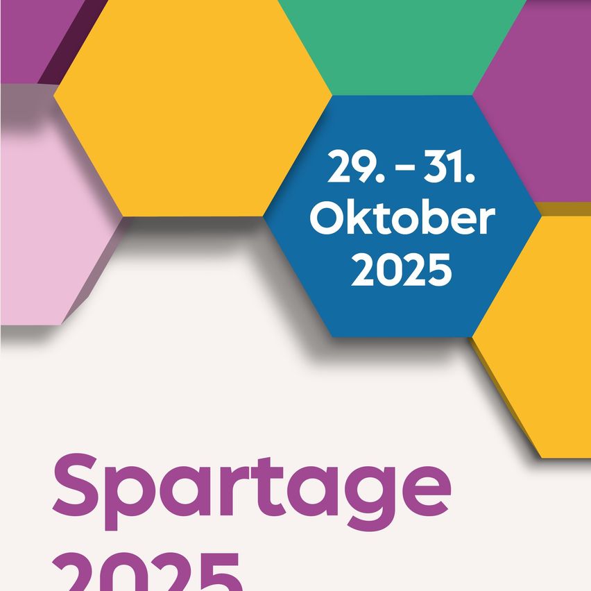 Ein Poster mit sechseckigen Formen in verschiedenen Farben, darunter Blau, Gelb, Grün, Lila und Rosa. Der Text lautet '29. - 31. Oktober 2025' und 'Spartagen 2025'.