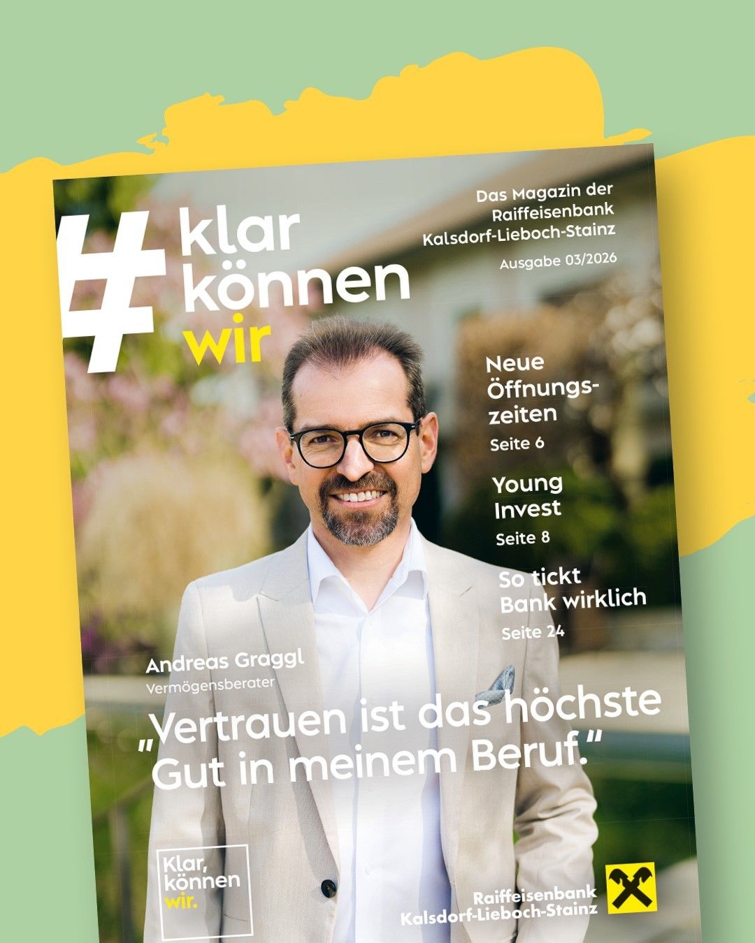 Ein Zeitschriftencover zeigt einen lächelnden Mann im Anzug mit 'klar können wir' in weiß. Die Zeitschrift heißt 'Das Magazin der Raiffeisenbank Kalsdorf-Lieboch-Staintz.' Der Mann, Andreas Graggl, Vermögensberater, zitiert 'Vertrauen ist das höchste Gut in meinem Beruf.' Neue Öffnungszeiten, Young Invest und Bankwirklichkeit werden hervorgehoben.