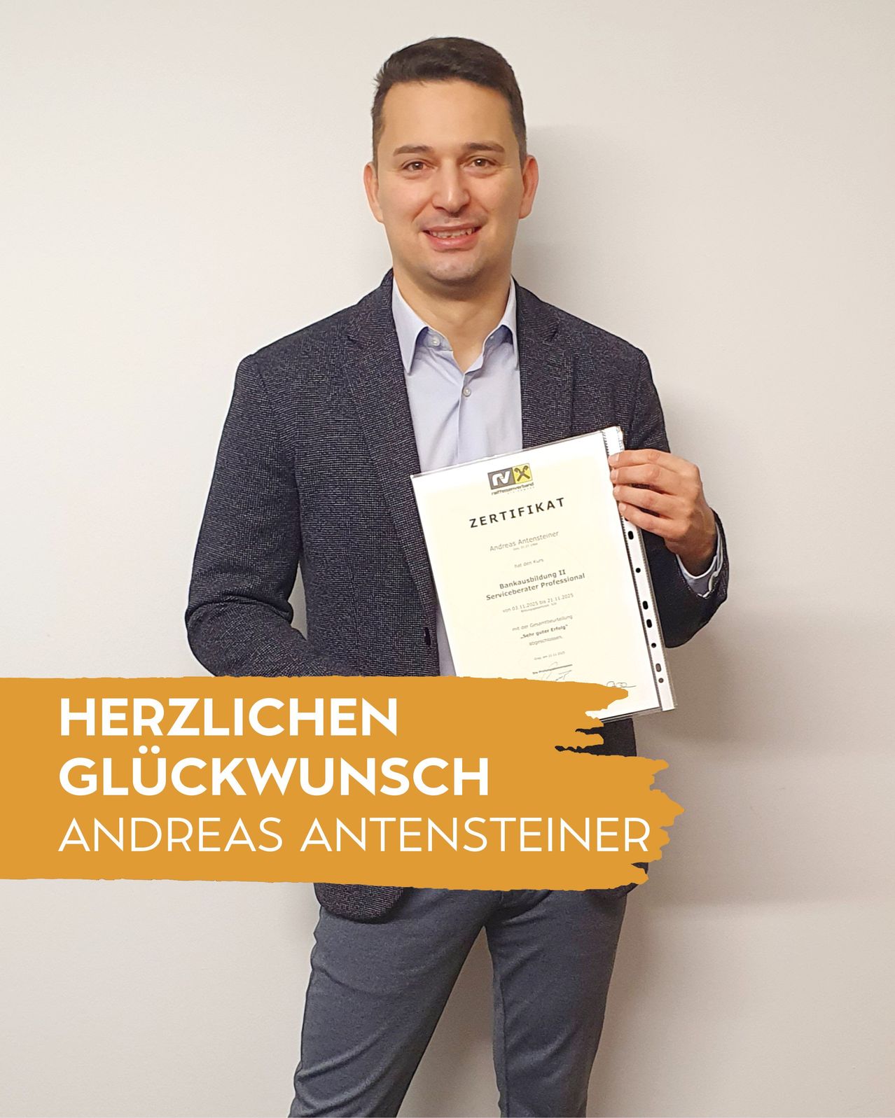 Ein Mann hält ein Zertifikat für Serviceberater Professional in der Hand. Er ist in einem Anzug gekleidet und lächelt in die Kamera.