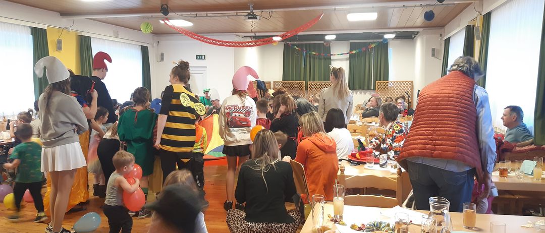 Bild enthält, Indoors, Restaurant, Cafeteria, People, Person, Adult, Female, Woman, Wood, Man