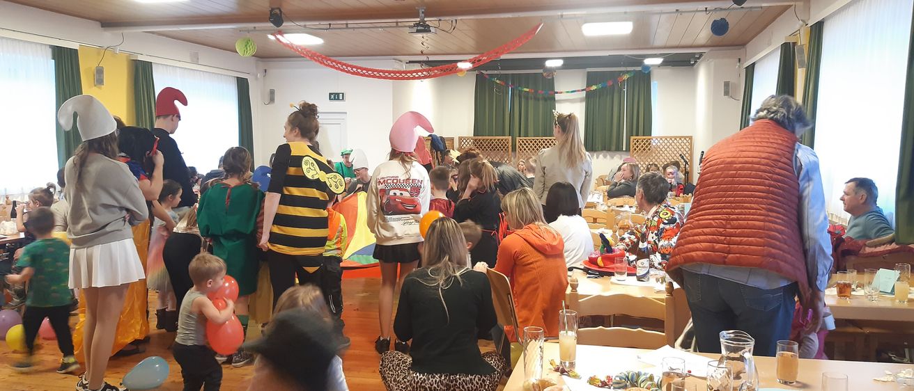 Bild enthält, Indoors, Restaurant, Cafeteria, People, Person, Adult, Female, Woman, Wood, Man