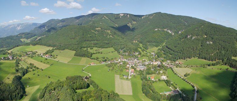 Bild enthält, Outdoors, Grass, Nature, Field, Countryside, Park, Scenery, Landscape, Land, Aerial View