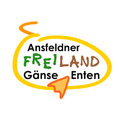 Ein gelbes ovales Logo mit 'Ansfeldner Freiland Ganse Enten' in Grün und Braun geschrieben. Ein orangefarbener Pfeil zeigt nach unten.