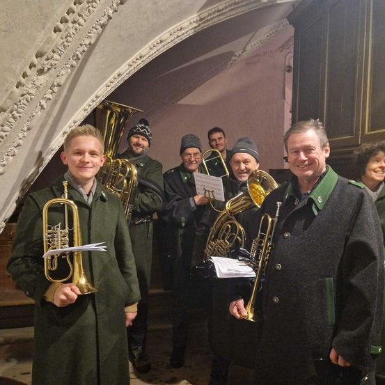 Bild enthält, Coat, People, Person, Adult, Male, Man, Shoe, Group Performance, Portrait, Glasses