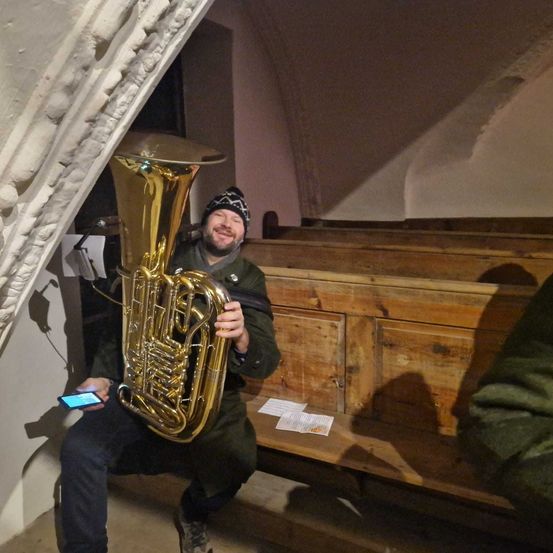 Bild enthält, Brass Section, Horn, Musical Instrument, Tuba, Person, Mobile Phone, Shoe, Hat