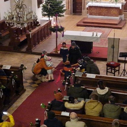 Bild enthält, Indoors, Prayer, Person, Boy, Child, Male, Baby, Adult, Female, Woman