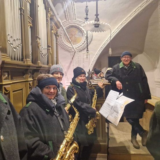 Bild enthält, Person, Photography, Portrait, Coat, People, Adult, Male, Man, Glasses, Lighting