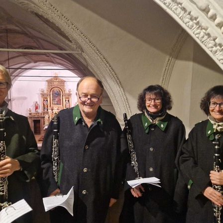 Bild enthält, Oboe, Person, Portrait, Adult, Male, Man, Coat, Glasses, Female, Woman