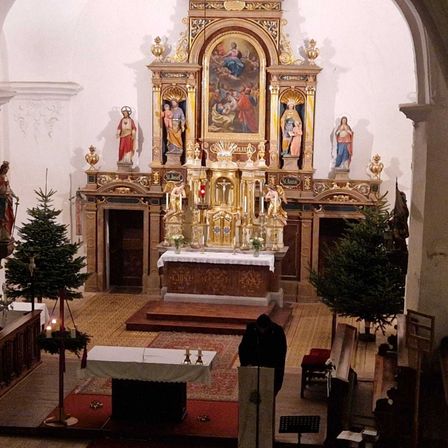 Bild enthält, Altar, Architecture, Building, Church, Prayer, Indoors, Chapel, Person