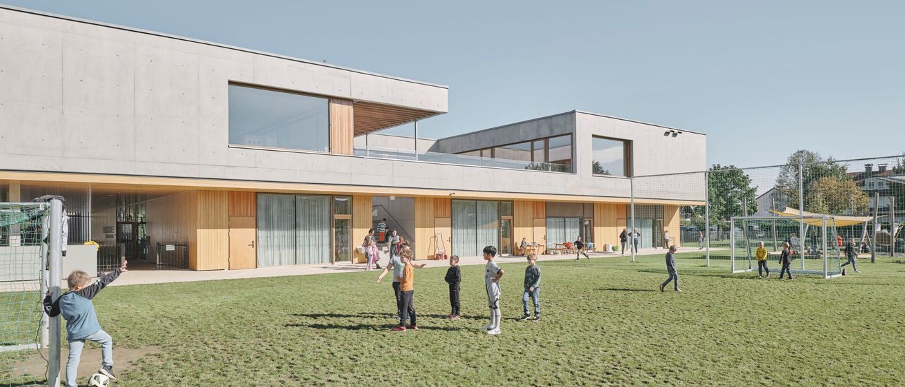 Bild enthält, Grass, Plant, Person, Soccer Ball, Sport, Architecture, Building, Lawn, School, Walking