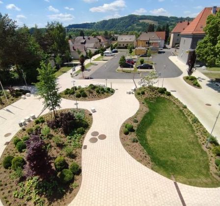 Bild enthält, Outdoors, Building, Housing, Driveway, House, Aerial View, Windmill, City, Car, Suburb