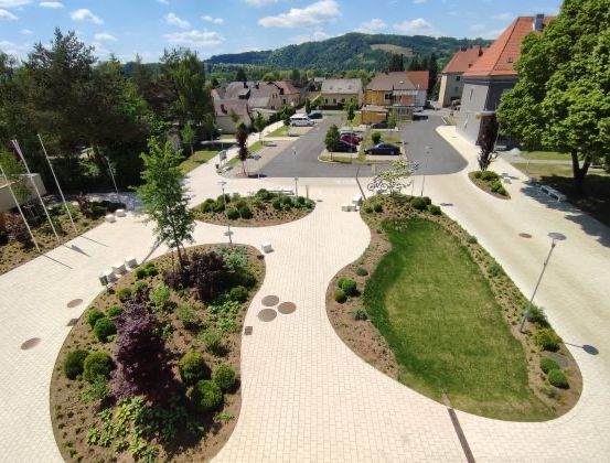 Bild enthält, Outdoors, Building, Housing, Driveway, House, Aerial View, Windmill, City, Car, Suburb