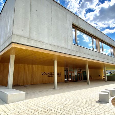 Bild enthält, Indoors, Interior Design, Building, Office Building, House, Housing, Villa, Grass, Floor, Outdoors