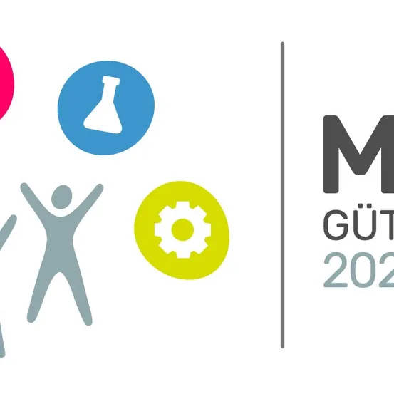 Illustration von Symbolen und Menschen mit dem Text 'MI Gute 2025'. Symbole umfassen ein E-Mail-Symbol, einen Kolben, ein Zahnrad und zwei Menschen, die ihre Hände heben.