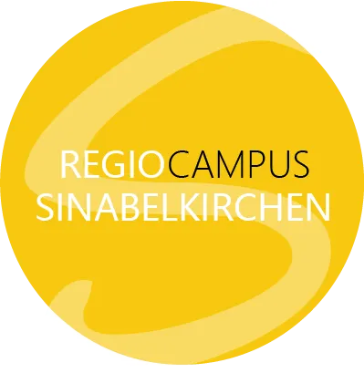 Ein gelbes kreisförmiges Logo mit weißem Text, der 'REGIO CAMPUS SINABELKIRCHEN' auf schwarzem Hintergrund liest. Das Design enthält eine weiße geschwungene Linie am unteren Rand.