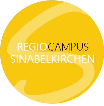 Ein gelbes kreisförmiges Logo mit weißem Text, der 'REGIO CAMPUS SINABELKIRCHEN' auf schwarzem Hintergrund liest. Das Design enthält eine weiße geschwungene Linie am unteren Rand.
