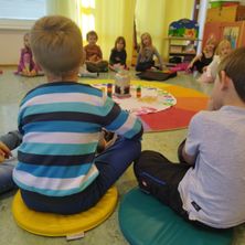 Bild enthält, Kindergarten, Boy, Child, Male, Person, Face, Head, Clothing, Footwear, Shoe