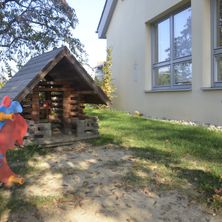 Bild enthält, Outdoors, Shelter, Play Area, Car, Outdoor Play Area, Wheel, Housing, Grass, Tree, House