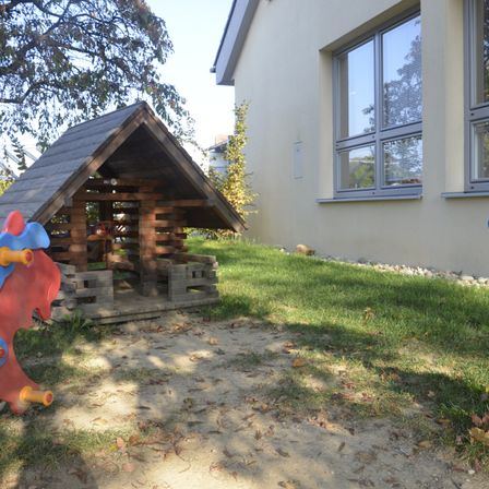 Bild enthält, Outdoors, Shelter, Play Area, Car, Outdoor Play Area, Wheel, Housing, Grass, Tree, House