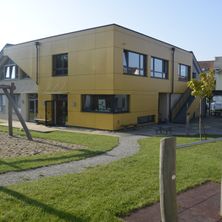 Bild enthält, Neighborhood, Grass, Building, Housing, House, Villa, Lawn, City, Office Building, Handrail