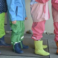 Bild enthält, Coat, Shoe, Boy, Child, Male, Person, Shorts, Boot, Jacket, Pants