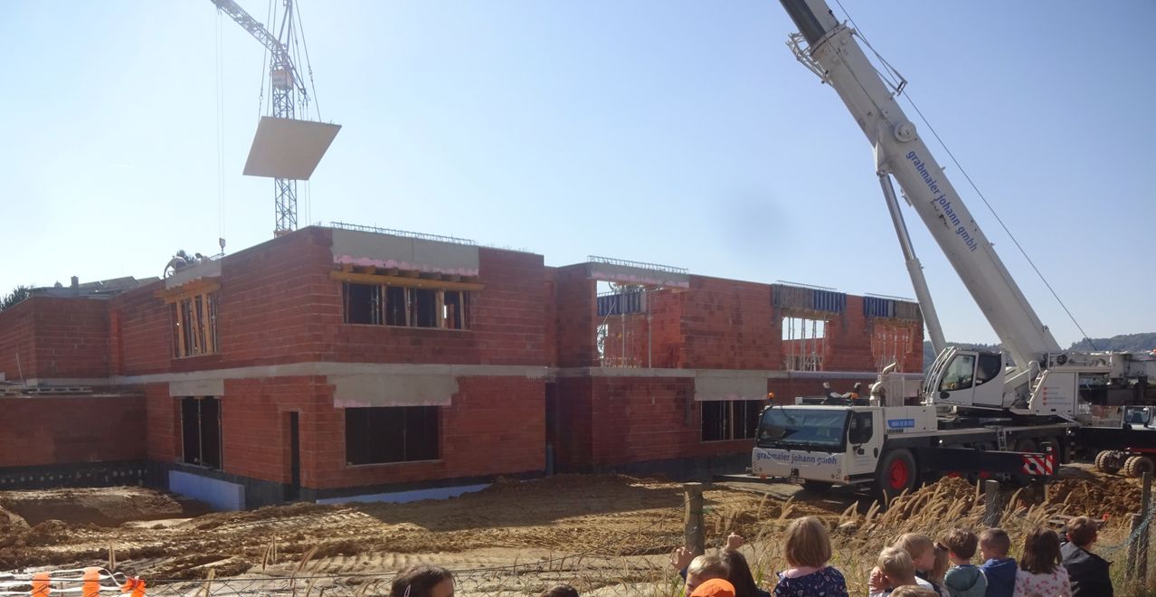 Bild enthält, Construction, Construction Crane, Person, Architecture, Building, Machine, Wheel, Head