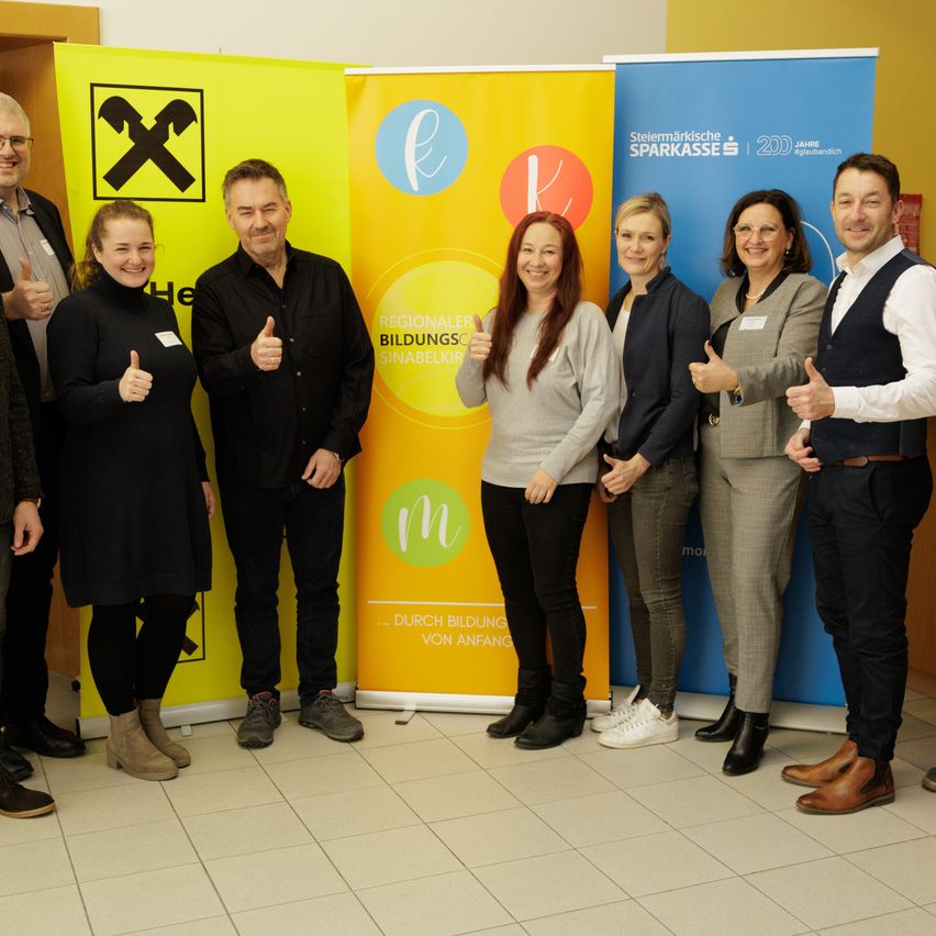 Bild enthält, Groupshot, Person, Adult, Female, Woman, Male, Man, People, Shoe, Jeans