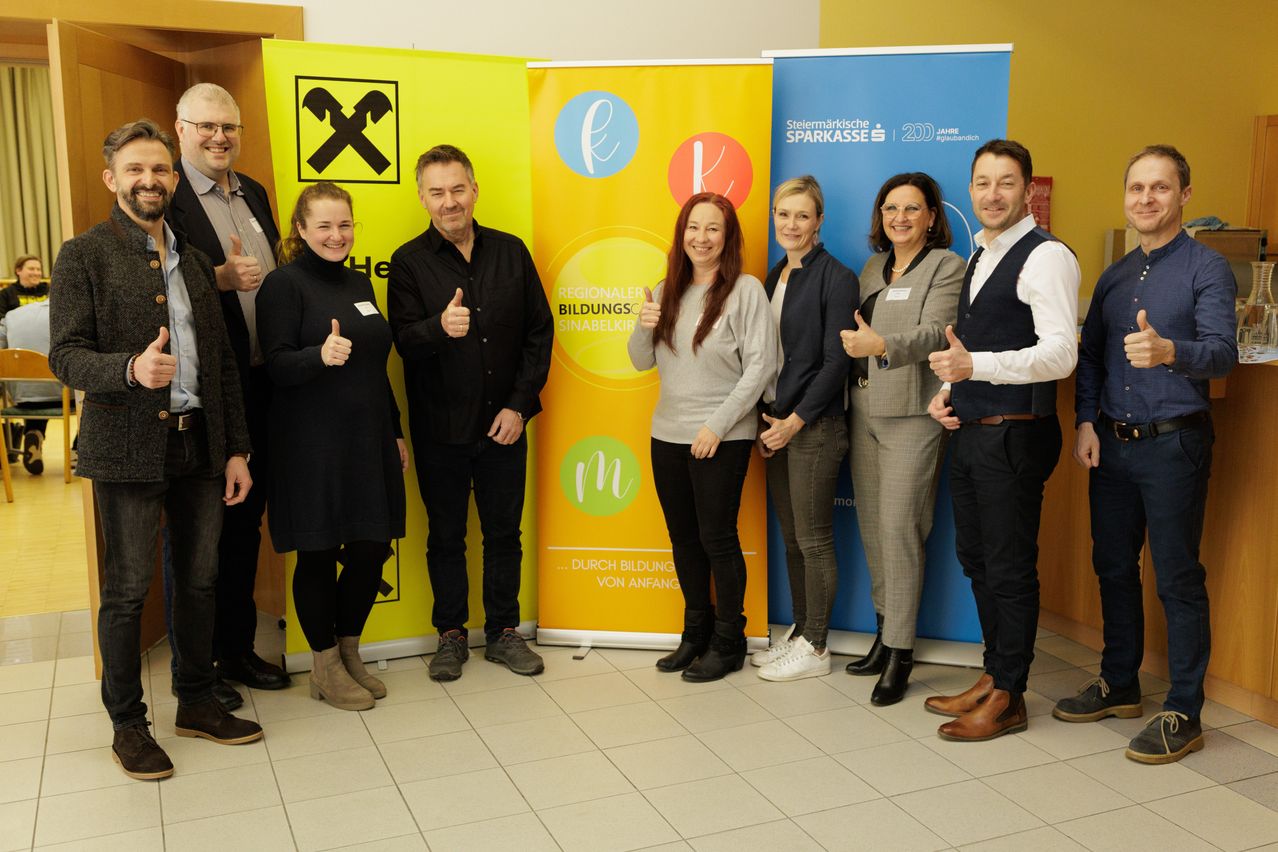 Bild enthält, Groupshot, Person, Adult, Female, Woman, Male, Man, People, Shoe, Jeans