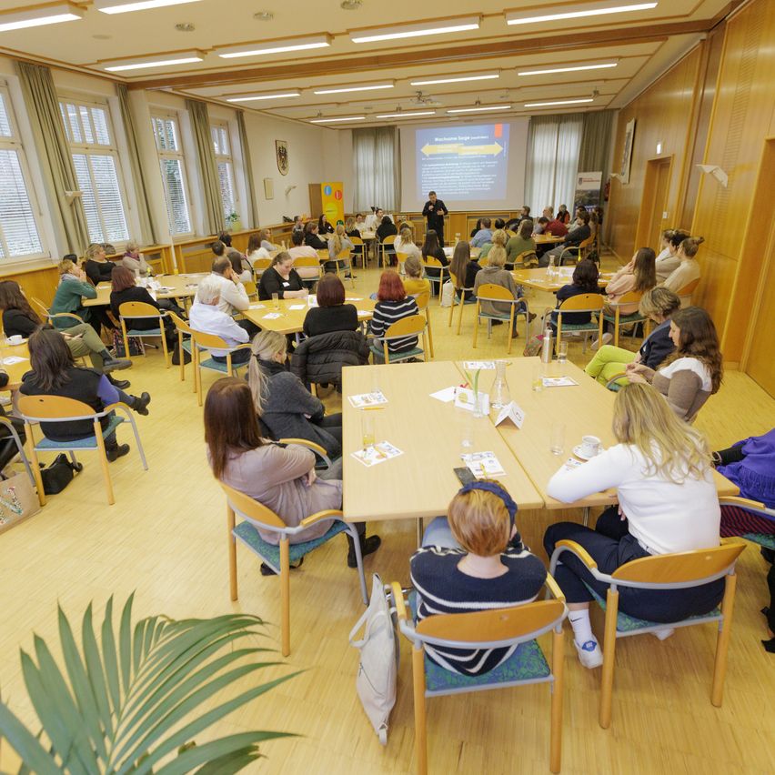 Bild enthält, Cafeteria, Indoors, Restaurant, People, Person, Building, Plywood, Wood, Chair, Plant