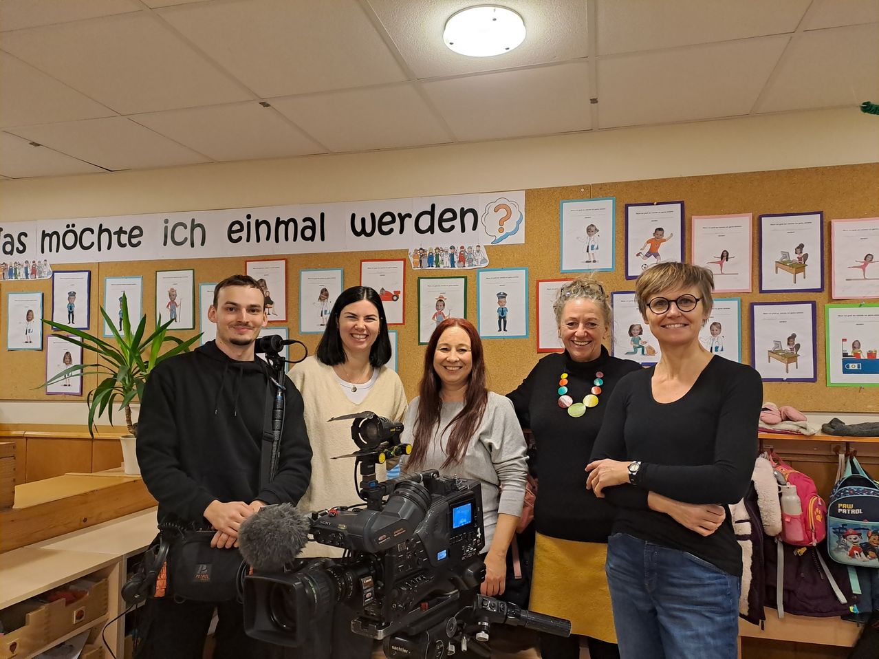 Bild enthält, Video Camera, Adult, Female, Person, Woman, Wood, Plywood, Male, Man, Pants