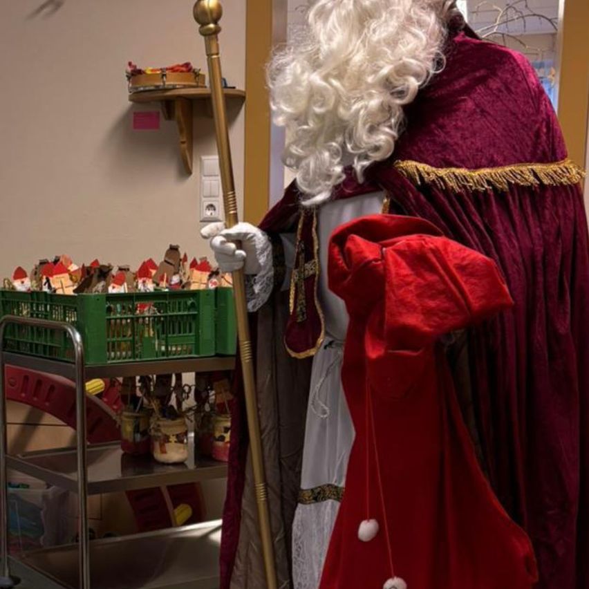 Bild enthält, Festival, Adult, Female, Person, Woman, Christmas, Santa Claus, Clothing, Footwear, Shoe