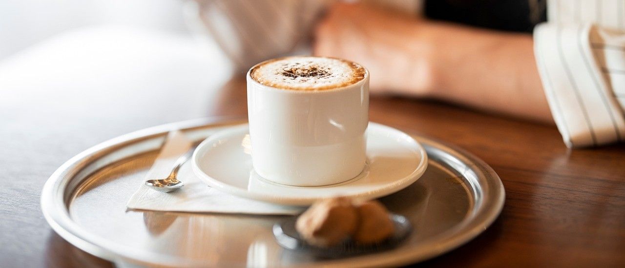 Bild enthält, Cup, Beverage, Coffee, Coffee Cup, Cafe, Indoors, Restaurant, Saucer, Cutlery, Spoon