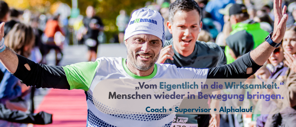 Marathonläufer mit einem Lächeln. Zitat: Vom Eigentlich in die Menschen wieder in Bewegung. Coach. Supervisor. Alpha.