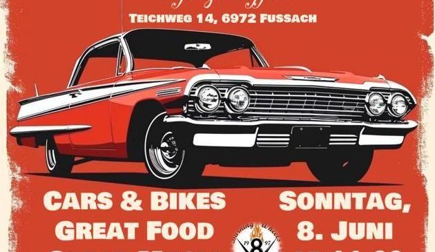 Ein Plakat von Burning Wheels US Car Club für 'Pfingsttreffen' zeigt einen roten Wagen, Autos, Motorräder, gutes Essen, Musik und Menschen. Ort: Teichweg 14, 6972 Fussach. Datum: Sonntag, 8. Juni, ab 11:00 Uhr.