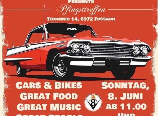 Ein Plakat von Burning Wheels US Car Club für 'Pfingsttreffen' zeigt einen roten Wagen, Autos, Motorräder, gutes Essen, Musik und Menschen. Ort: Teichweg 14, 6972 Fussach. Datum: Sonntag, 8. Juni, ab 11:00 Uhr.