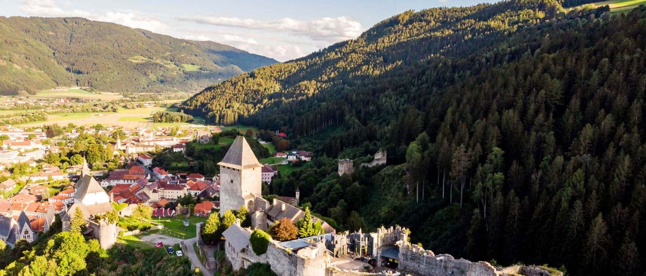 Bild enthält, Nature, Outdoors, Vegetation, Countryside, Tree, Woodland, Building, Rural, Village, Landscape