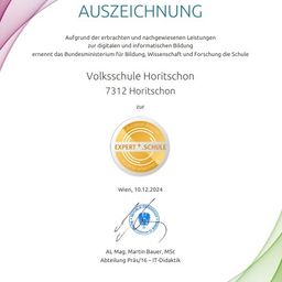 Ein Zertifikat, ausgestellt vom österreichischen Bundesministerium für Bildung, Wissenschaft und Forschung, das Volksschule Horitschon für ihre Leistungen in der digitalen und informationellen Bildung würdigt. Das Zertifikat ist auf den 10. Dezember 2024 datiert und von AL Mag. Martin Bauer, MSc, unterzeichnet.