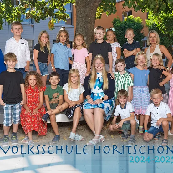 Eine Gruppe von Kindern und zwei Frauen posiert für ein Foto im Freien unter einem Baum. Das Bild ist mit dem Text 'Volksschule Horitschon 2024-2025' beschriftet.
