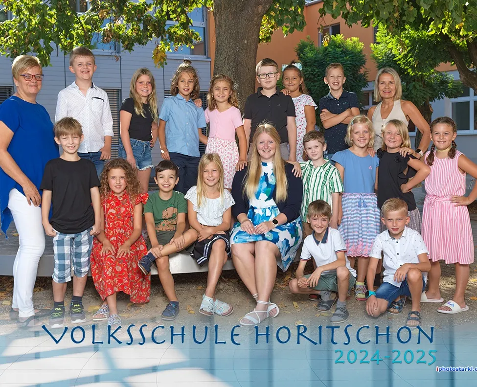 Eine Gruppe von Kindern und zwei Frauen posiert für ein Foto im Freien unter einem Baum. Das Bild ist mit dem Text 'Volksschule Horitschon 2024-2025' beschriftet.