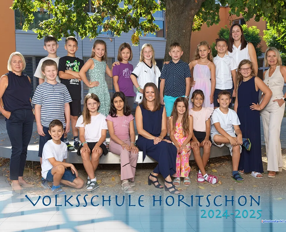 Eine Gruppe von Kindern und Erwachsenen posiert für ein Foto vor einem Baum, trägt Freizeitkleidung, Brillen und Turnschuhe. Das Bild enthält den Text 'VOLKSSCHULE HORITSCHOON 2024-2025'.