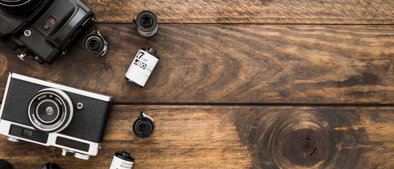 Bild enthält, Wood, Hardwood, Electronics, Tape, Camera, Photography, Video Camera