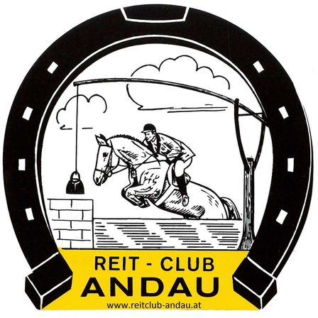 Ein Logo zeigt einen Reiter auf einem Pferd, das über ein Hindernis innerhalb eines Hufeisens springt. Der Reiter trägt einen Helm und hält die Zügel. Unter dem Hufeisen befindet sich eine Website-Adresse.
