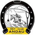 Ein Logo zeigt einen Reiter auf einem Pferd, das über ein Hindernis innerhalb eines Hufeisens springt. Der Reiter trägt einen Helm und hält die Zügel. Unter dem Hufeisen befindet sich eine Website-Adresse.