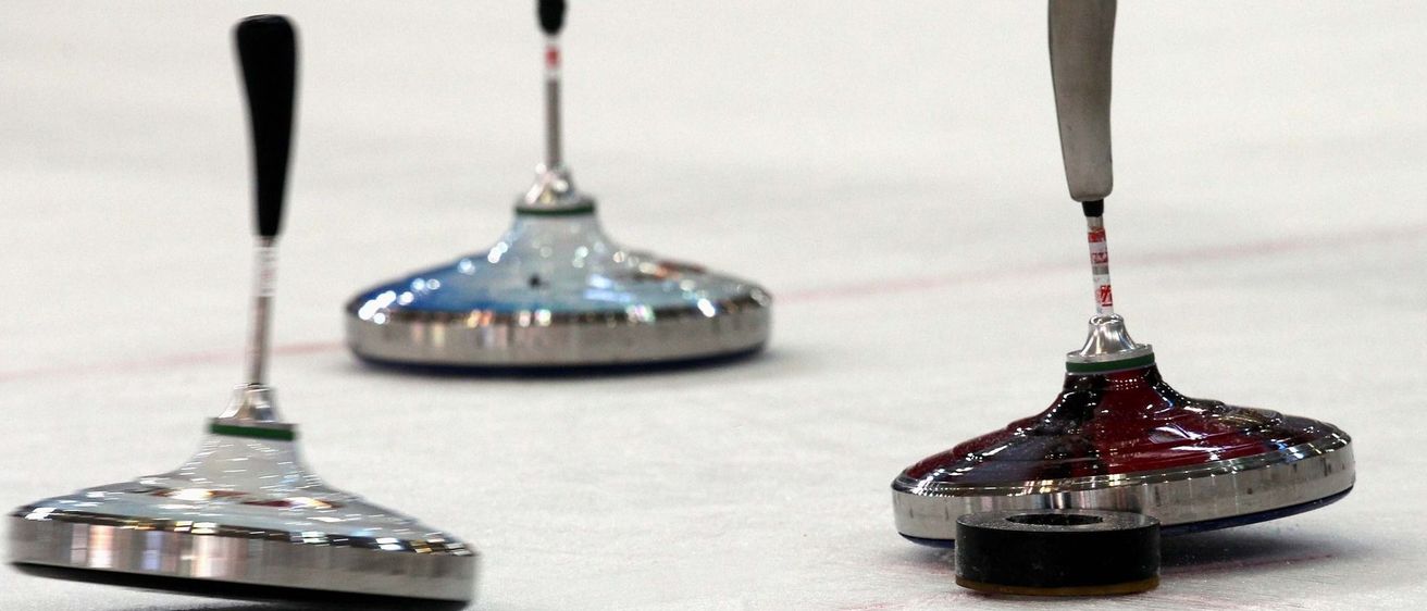 Bild enthält, Hockey, Ice Hockey, Ice Hockey Puck, Rink, Skating, Sport, Curling, Smoke Pipe