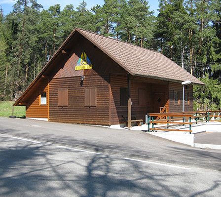 Bild enthält, Architecture, Building, Cabin, House, Housing, Log Cabin, Outdoors, Shelter