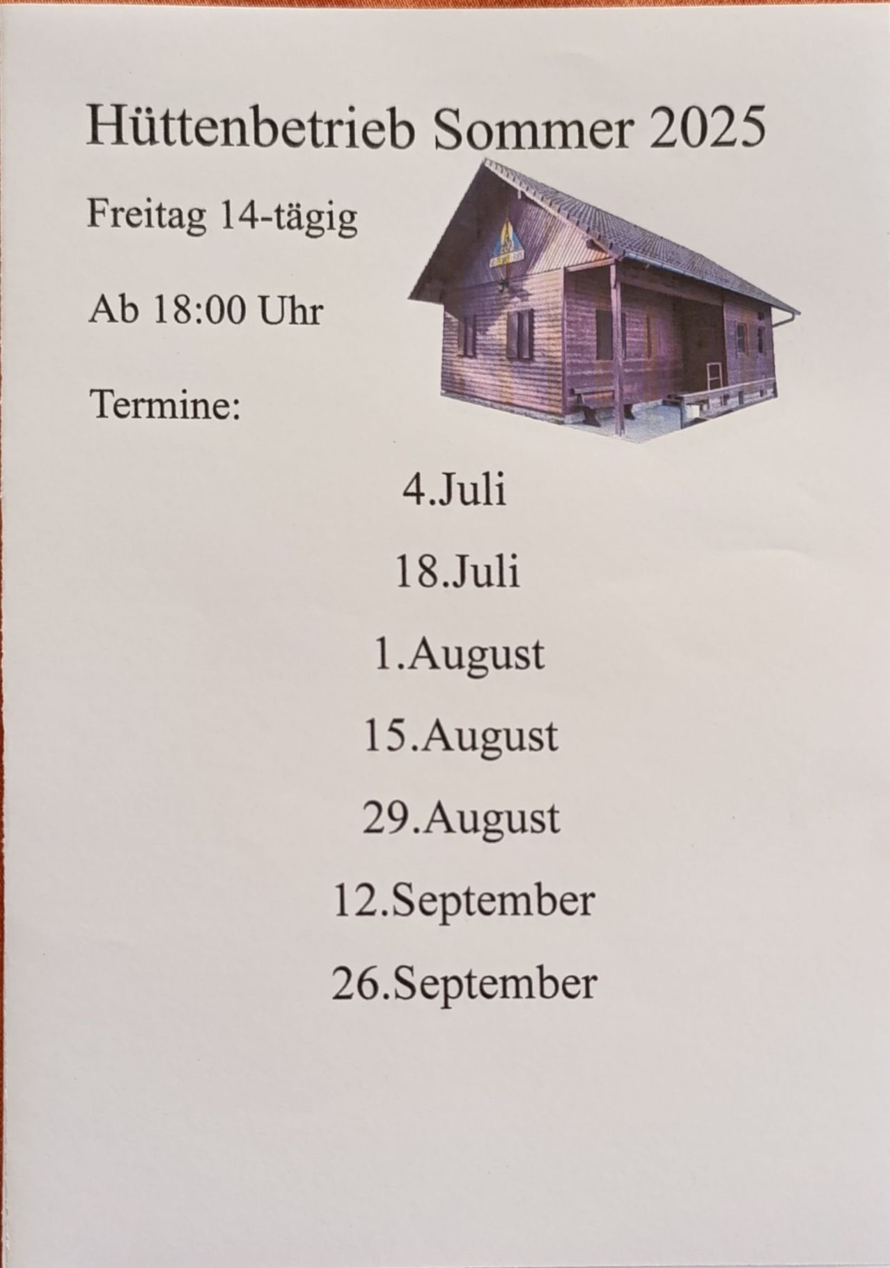 Ein Holzhaus mit einem Schild über der Tür. Der Zeitplan beginnt um 18:00 Uhr und enthält Termine wie 4. Juli, 18. Juli, 1. August und weitere.